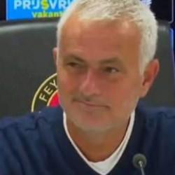 Mourinho'dan basın toplantısında Fenerbahçe taraftarlarını sinirlendiren hareket