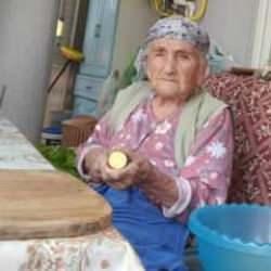 96 yaşındaki Fatma teyze, yaptıklarıyla gençlere taş çıkartıyor 