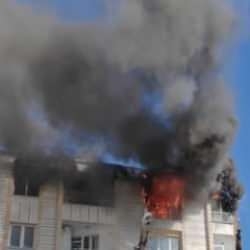 Esenyurt'ta yangın paniği: 4 katlı bina alevlere teslim oldu