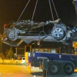Otomobil park halindeki briket yüklü tıra çarptı: 2 ölü