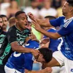 Real Betis - Como maçında ortalık savaş alanına döndü! Yumruklar tekmeler hepsi bir arada