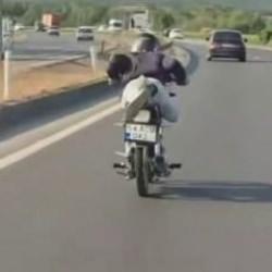 Sakarya&rsquo;da tehlikeli şov pahalıya mal oldu: Motor bağlandı, ehliyet gitti