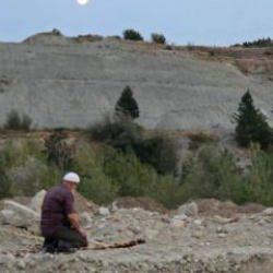 Karabük'te yangında evini terk edip karşı tepede namazını kıldı
