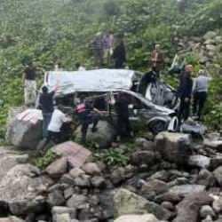 Yaylada korkunç kaza: Turistleri taşıyan minibüs dere yatağına uçtu: 2 ölü, 4 yaralı