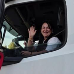 7 yıl otobüs şoförlüğü yapan Nazan, artık TIR sürüyor