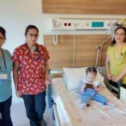 8 aylık bebeğin böbreğindeki kocaman taş parçalandı