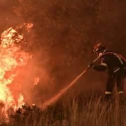 Yunanistan’da yangın otoparka sıçradı! 550 araç alev alev yandı!