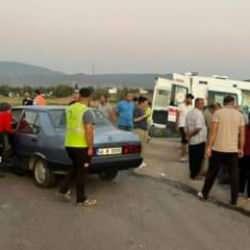 Motosikletle otomobil &ccedil;arpıştı: 3 yaralı