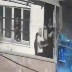 Adana'da Cali'yi aratmayan &ccedil;atışma: Balkondan balkona birbirlerine sıktılar...