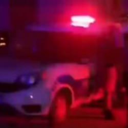 Ailesiyle birlikte yolda giderken motosikletli 2 kişinin saldırısına uğradı