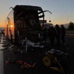 Anadolu Otoyolu'nda otobüs kamyona çarptı: Ölü ve çok sayıda yaralı var