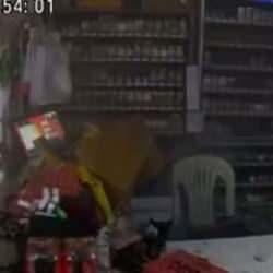 Balıkesir'de deprem anı market kamerasında