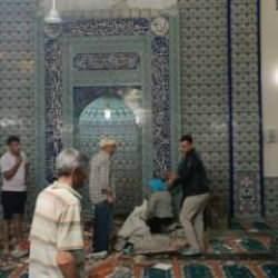 Manisa'da deprem sonrası hasarlı camide inceleme yapan bir kişi &ouml;ld&uuml; 