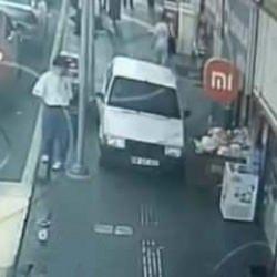 Bir otomobil &ouml;nce ters y&ouml;ne girdi, sonra yayaların arasında kaldırımdan ilerledi! 