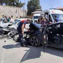 Bitlis'te feci kaza: İki otomobil çarpıştı, 5'i çocuk, 10 yaralı