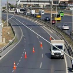  B&uuml;y&uuml;k&ccedil;ekmece'de aydınlatma direği yan yattı: E-5 trafiğe kapatıldı