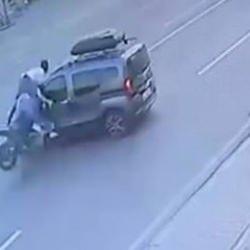 Elazığ’da feci kaza: Kaza yapan motosikletli yolcu havada taklalar attı