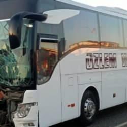 Erzurum'da 10 kişinin yaralandığı yolcu otob&uuml;s&uuml; kazası kamerada