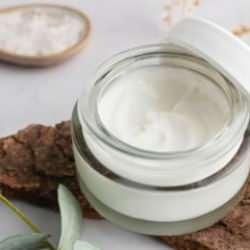 Evde Doğal El Kremi Yapımı: Balmumu ve Zeytinyağı ile Besleyici Bakım