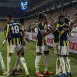 Fenerbahçe Feyenoord'u fena dağıttı! 7 gollü maçta tur atladı