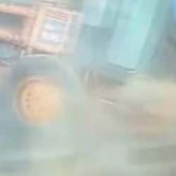 Freni patlayan iş makinesi önce arabayı biçti sonra uçuruma uçtu! Korkunç kaza kamerada