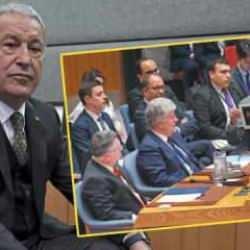 Hulusi Akar gündem olan kareyi paylaştı: Terörist mi bu? Cevap ver!