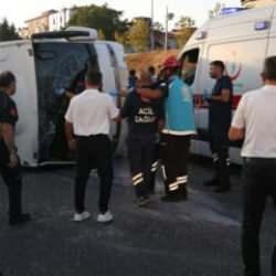 İstanbul'da servis aracı devrildi: &Ccedil;ok sayıda yaralı var!