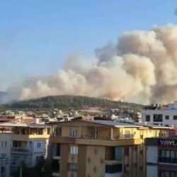 İzmir'de iki farklı bölgede yangın: Alevler yerleşim bölgesine ilerliyor!