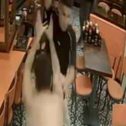 Kavgada ensesine bıçak saplandı: O halde hastaneye götürüldü