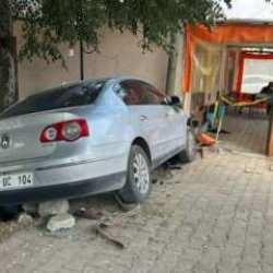 Otomobil, k&ouml;y&uuml;n kahvehanesine daldı: 1 &ouml;l&uuml;, 2 yaralı