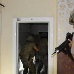 Özel harekat operasyonunda şaşırtan görüntü! Aranan şahıs bazadan çıktı