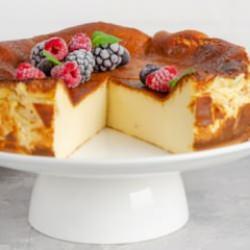 Pastane tadında ev yapımı San Sebastian Cheesecake