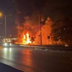 Samsun'da kimyasal madde ve boya yüklü tır 8 kilometre boyunca yandı