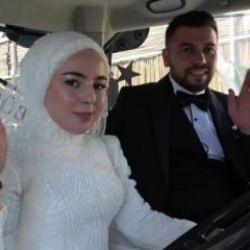 Direksiyon başına geçen gelinin, düğün arabasını gören hayret etti