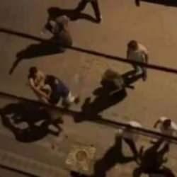 Sultangazi&rsquo;de iki aile arasında sokak ortasında bı&ccedil;aklı sopalı kavga: 1 yaralı