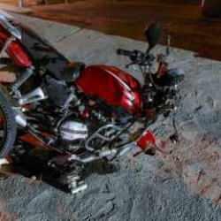 Ters şeritte feci kaza: Otomobil motosikletle çarpıştı