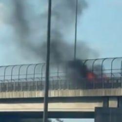 Ümraniye’deki otomobil yangını kamerada