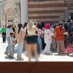 Van'da tarihi camiye uygunsuz kıyafetlerle girilmesine tepki 