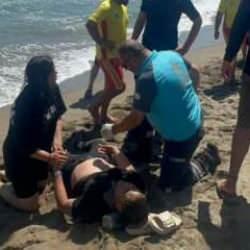 Yasağa rağmen denize a&ccedil;ıldılar, boğulmaktan son anda kurtuldular