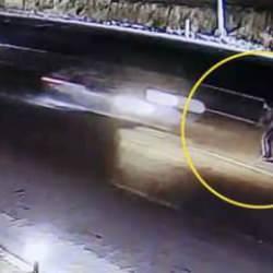 Yolun karşısına geçmek isteyen adama otomobil çarptı... Feci ölüm kamerada