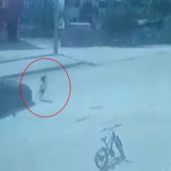 Y&uuml;reklerin ağza geldiği anlar: Caddeye koşarak &ccedil;ıkan &ccedil;ocuğa araba &ccedil;arptı