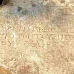 1900 yıllık mezar taşını satmaya çalışırken jandarma yakaladı