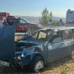 Amasya&rsquo;da 2 otomobil &ccedil;arpıştı: 5 yaralı