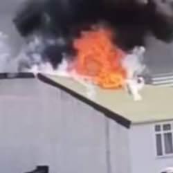 Arnavutköy’de 5 katlı binanın çatısında çıkan yangın söndürüldü
