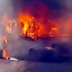 Avcılar D-100'de minibüs alev alev yandı