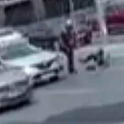 Avcılar'da trafikte yol verme kavgası: Tek yumrukla yere yığıldı