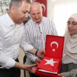 Bakan Yerlikaya'da şehit ailesine ziyaret! Erdoğan'ın mektubunu verdi