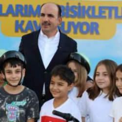 Başkan Altay, 40 gün sabah namazına giderek bisiklet kazanan çocuklarla buluştu