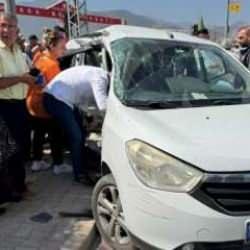 Düğüne gidenleri taşıyan otomobil ile çekici çarpıştı; 3 ölü, 2 yaralı