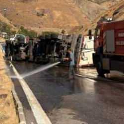 Elazığ’da tır devirdi: 1 yaralı